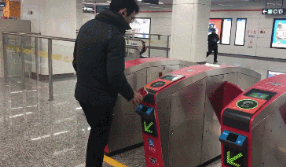 地鐵車(chē)站閘機(jī)過(guò)站.png 地鐵車(chē)站閘機(jī)過(guò)站.png