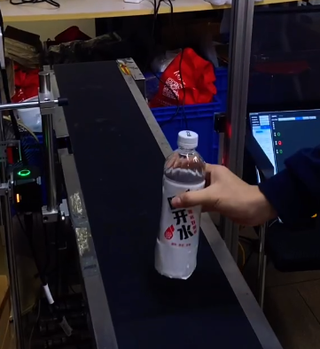 流水線側(cè)面安裝智能讀碼器，數(shù)據(jù)自動(dòng)比對(duì)，掃碼成功綠燈亮，掃不上 / 混料立即紅燈報(bào)警 + 停機(jī)，從源頭防錯(cuò)料，提升生產(chǎn)效率.png